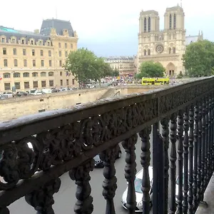 Two Bedroom Luxury - Balcony With View Of Notre Dame Paris